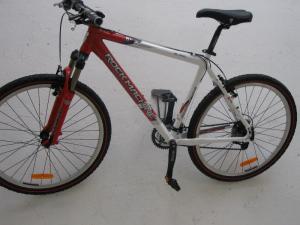 Držák kola na zeď, uchycení za pedál